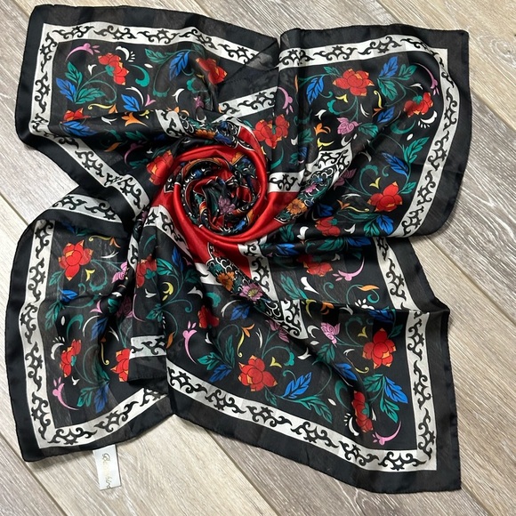 💝Berkshire beautiful Scarf ( 30X30 ) great condition. - Picture 2 of 8